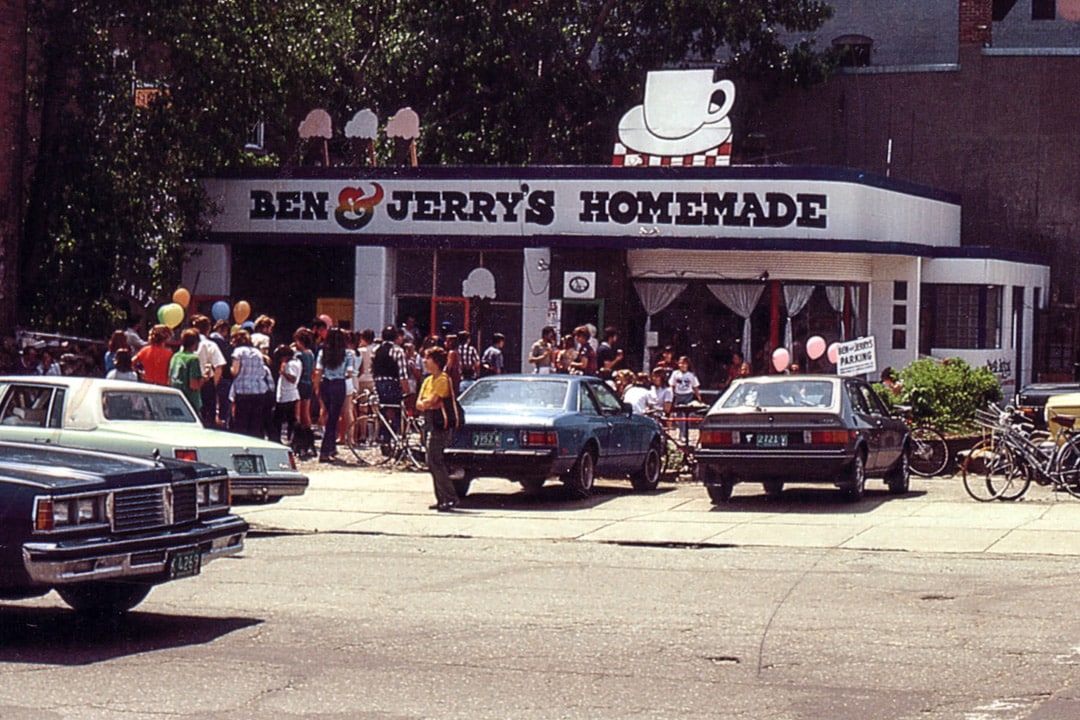 1982 Confezionalo! Persone si ritrovano davanti alla gelateria