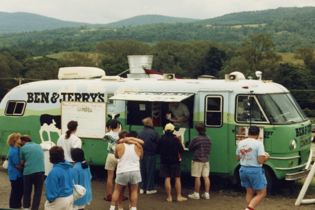 Cowmobile Ben & Jerry’s con persone in fila