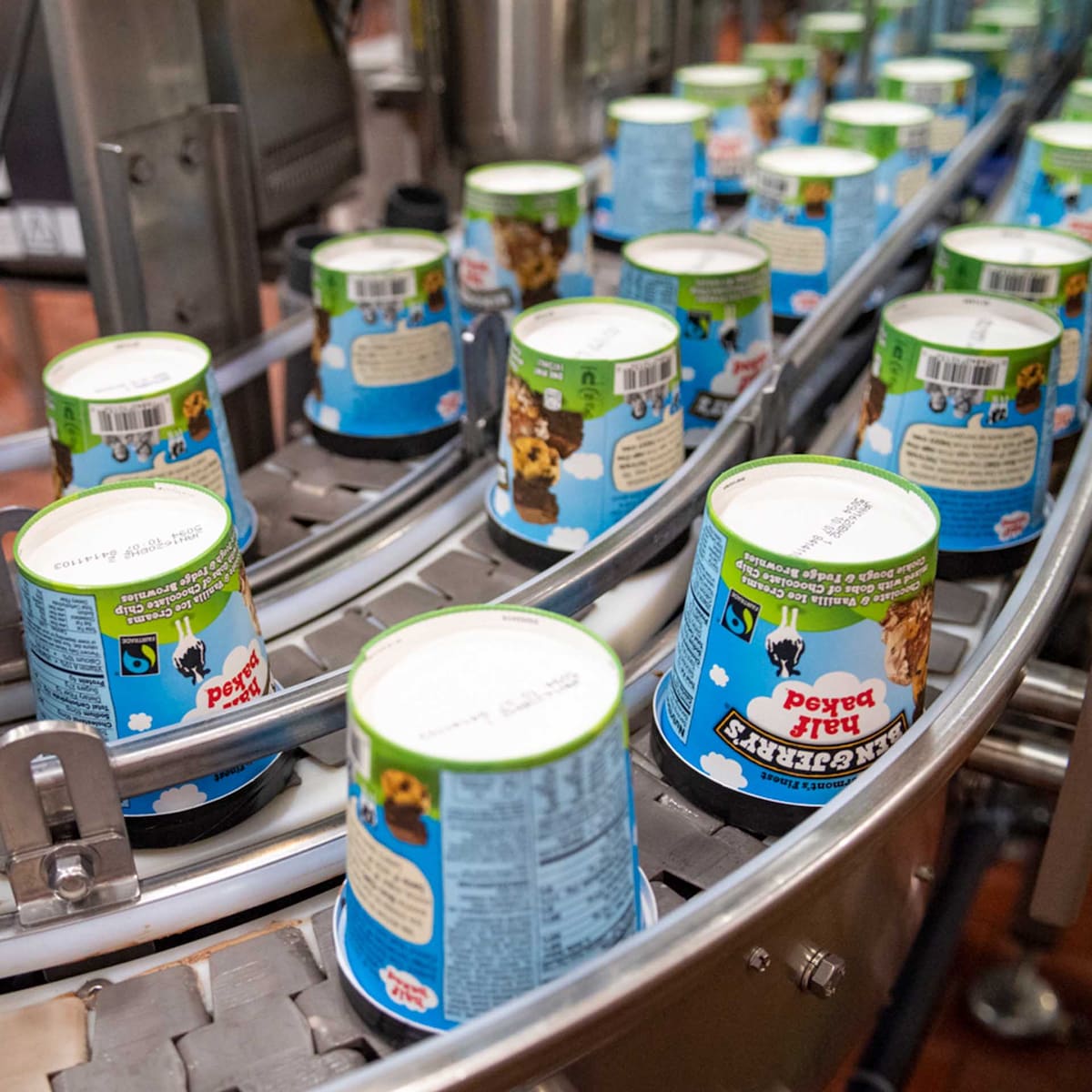 Barattoli di gelato di Ben & Jerry’s in una catena di montaggio
